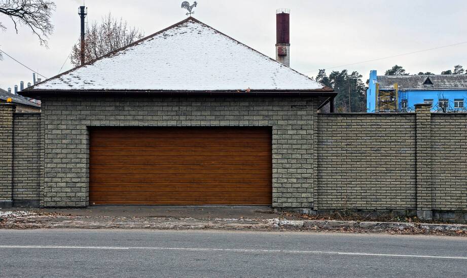 Porównanie trwałości różnych typów garażowych bram