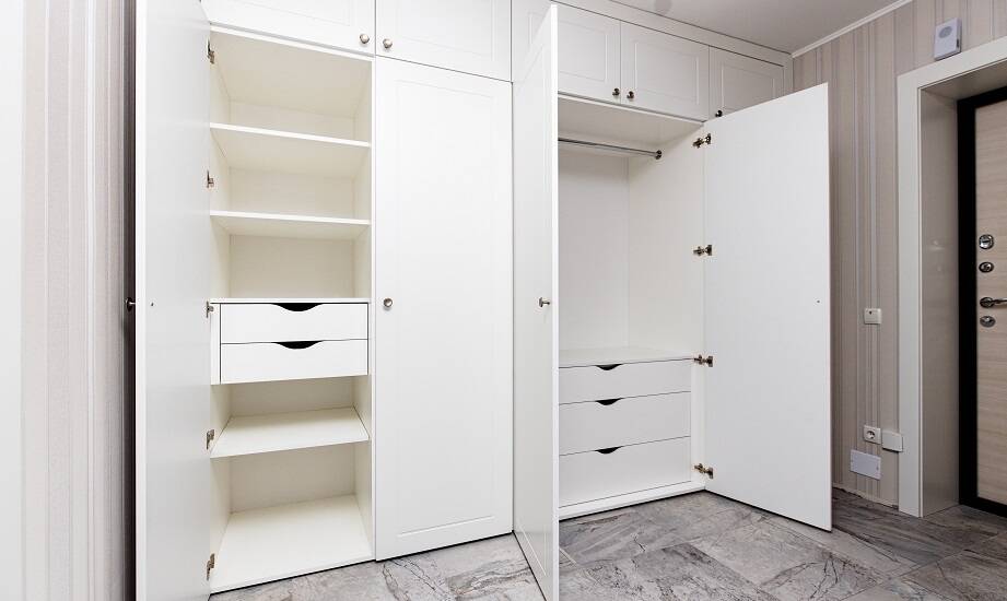 Szafy na wymiar a nowoczesne systemy do przechowywania butów