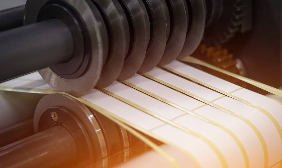 Jakie techniki uszlachetniania stosuje się w druku samoprzylepnych etykiet?