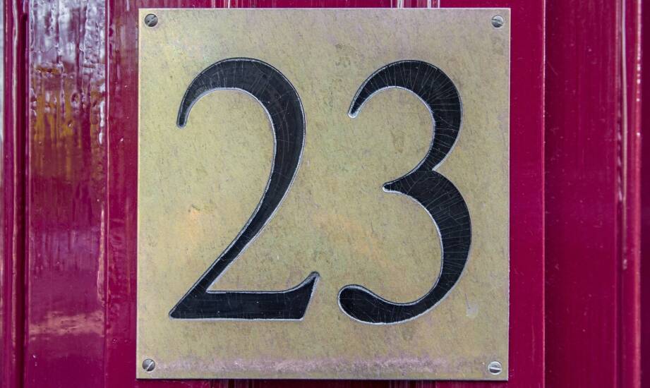 Zalety metalowych numerów na elewacjach w nowoczesnym budownictwie