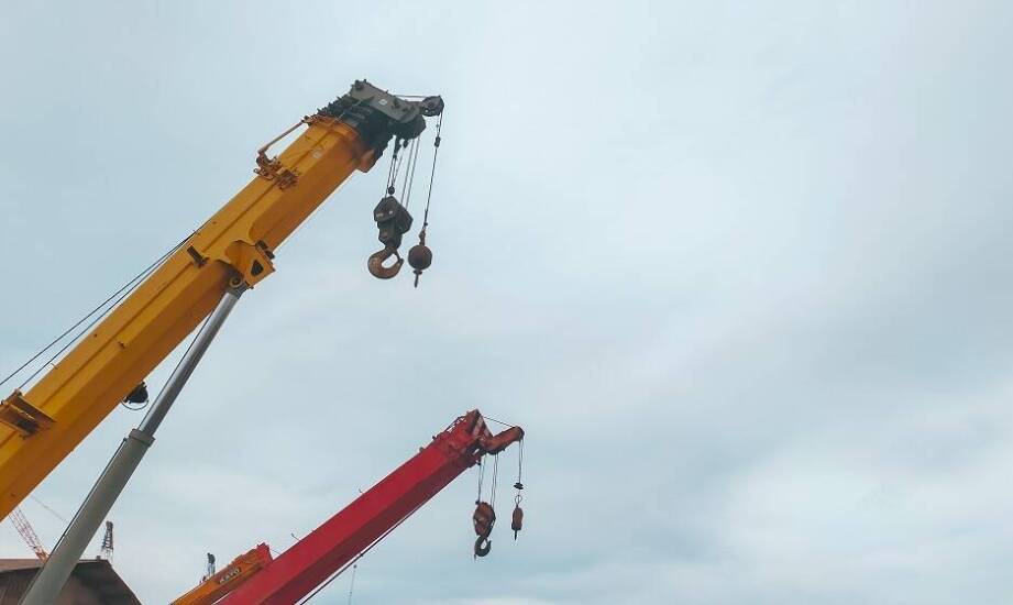 Zastosowanie mini żurawi w projektach dekarskich i elewacyjnych