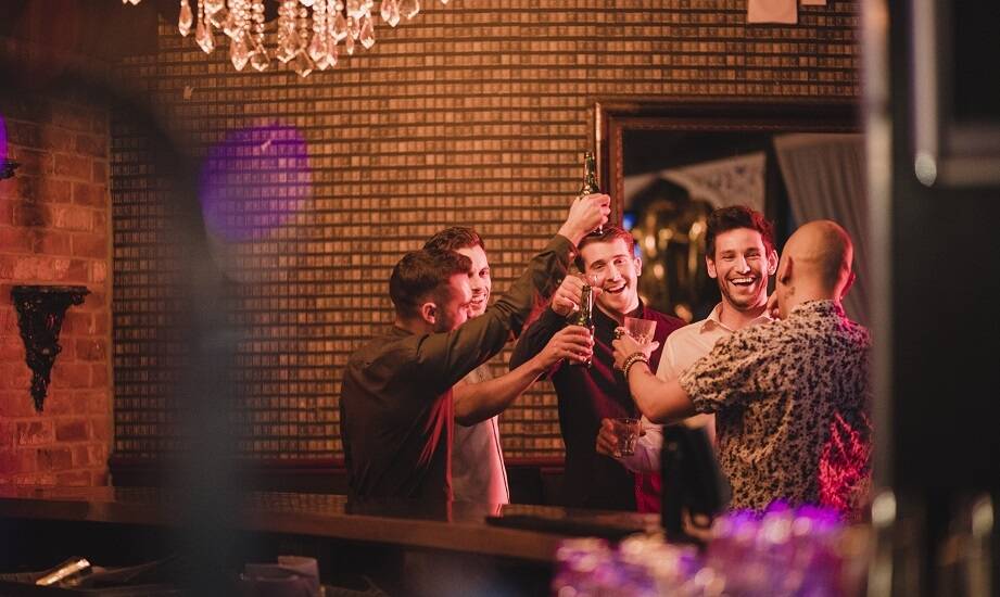 Muzyczne doznania w sercu miasta: wieczór kawalerski w klubie.