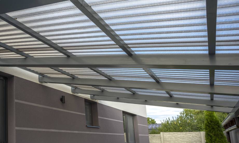 Dlaczego warto inwestować w dymiony poliwęglan komorowy w projektach mieszkaniowych?