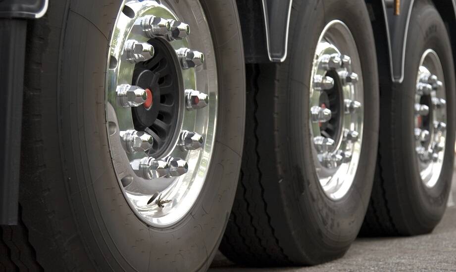 Wytrzymałość ciężarowych opon w kontekście długotrwałego użytkowania