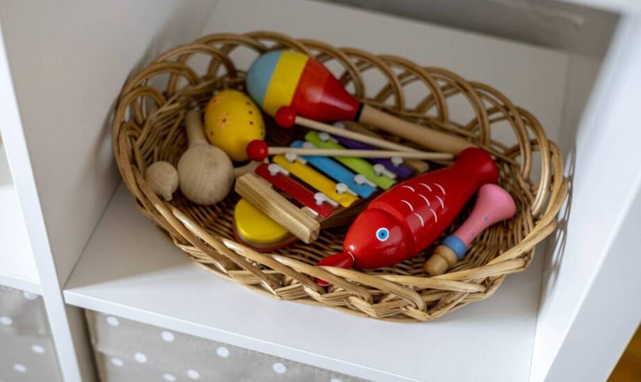 Bezpieczne drewniane dekoracje dla dzieci – na co zwrócić uwagę przy zakupie?