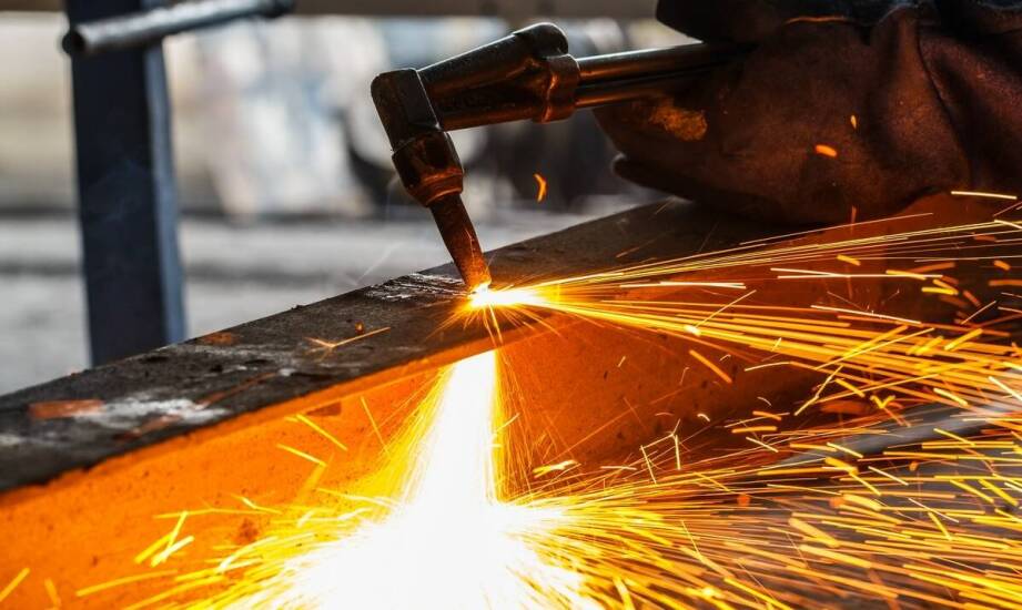 Wpływ nowoczesnych technik cięcia na jakość stalowych konstrukcji w przemysłowych instalacjach