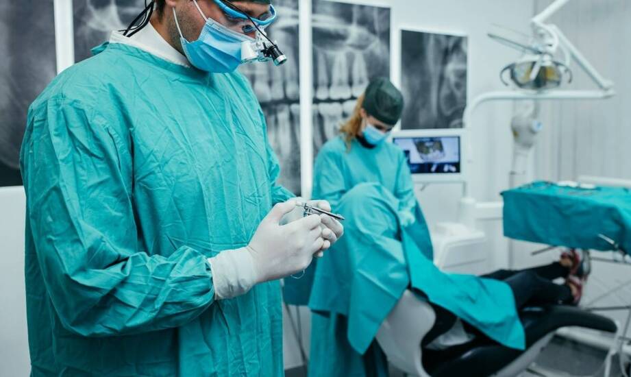 Jak przebiega proces gojenia przy jednoczesnym wykonaniu implantologicznych zabiegów?