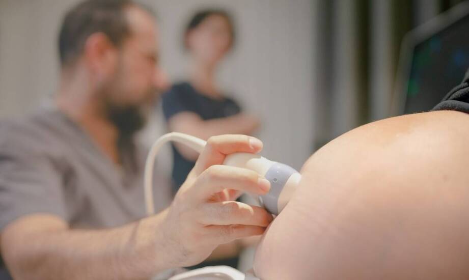 Jak nowoczesne technologie zmieniają opiekę nad przyszłymi matkami w Koninie?