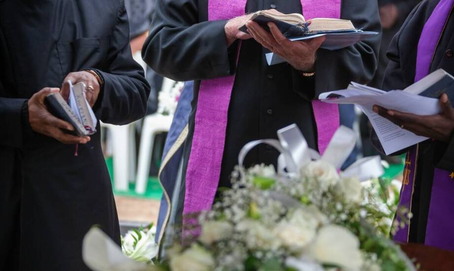 Jakie są zasady organizacji religijnych i świeckich ceremonii?