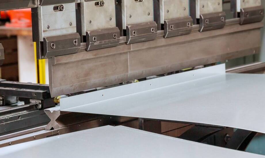 Jak precyzyjne gięcie blachy wpływa na proces tworzenia komponentów dla różnych branż?