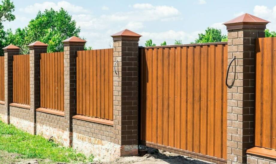 Porównanie ogrodzeniowych desek z naturalnego drewna i kompozytowego materiału