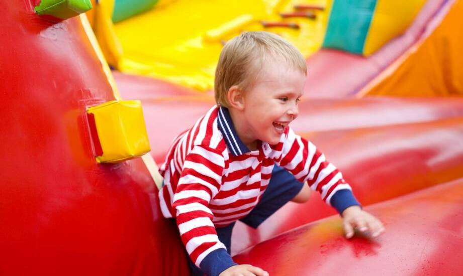 Jak mata do trampoliny wpływa na ogólne doświadczenie użytkowników w parku?