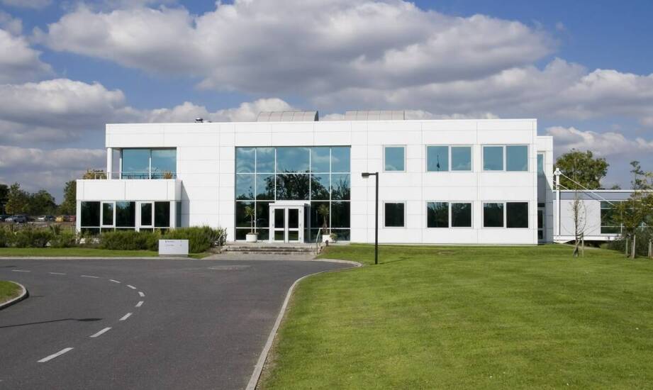 Jak systemy oświetleniowe mogą wpływać na efektywność energetyczną budynku?