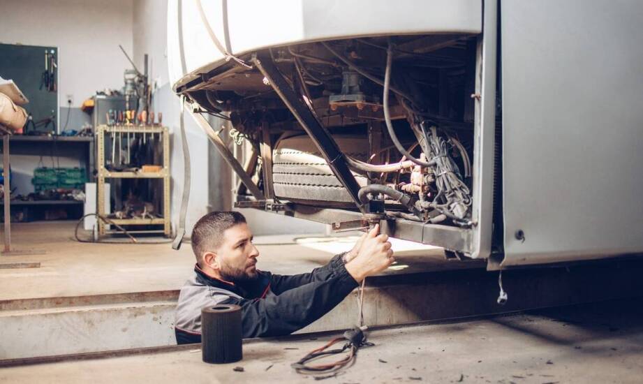 Jak serwis tachografów może wpłynąć na zgodność z normami międzynarodowymi transportowymi?