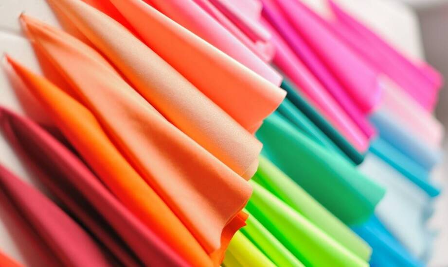 Różnorodność introligatorskich tkanin dostępnych na rynku – co warto wiedzieć?