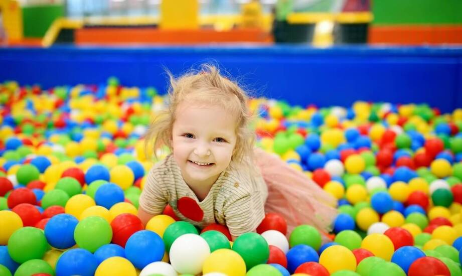 Jakie materiały nowoczesne stosuje producent sal zabaw w produkcji trampolin?