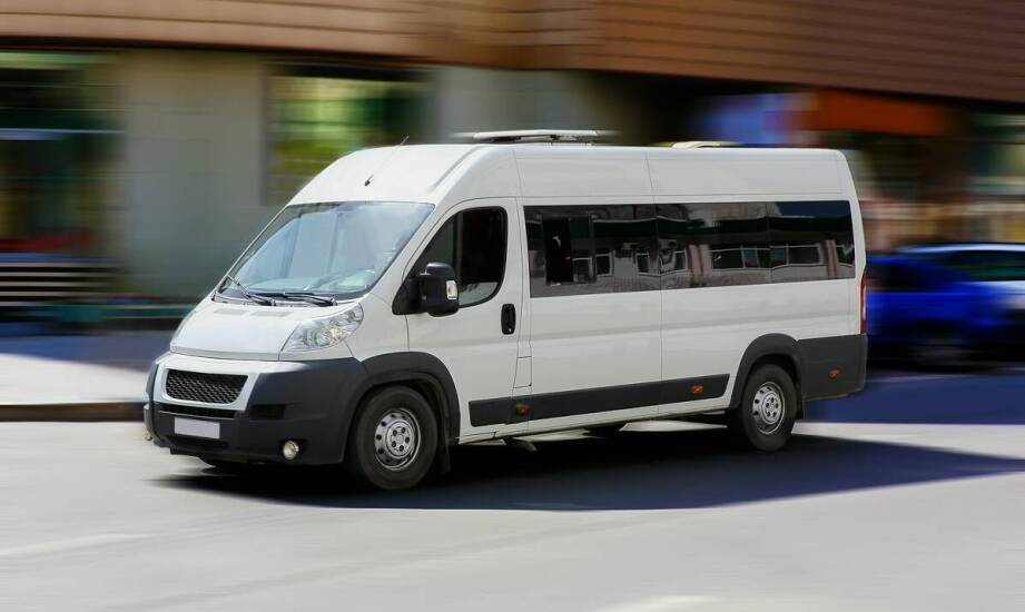 Jakie są kluczowe aspekty wynajmu busa z kierowcą do wycieczek szkolnych?