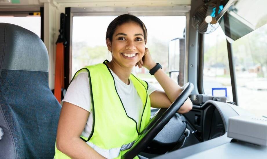 Dlaczego wynajem busa z kierowcą jest korzystny dla szkolnych grup?