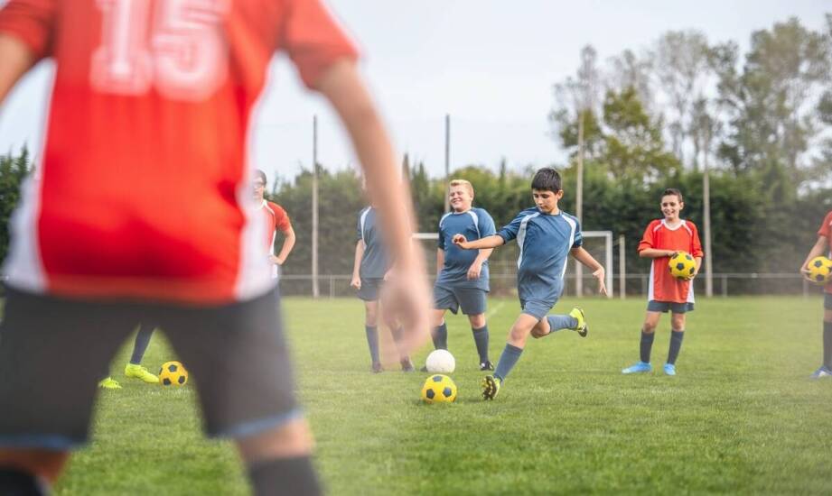 Programy sportowe na zielonych szkołach w górach: Aktywność na świeżym powietrzu
