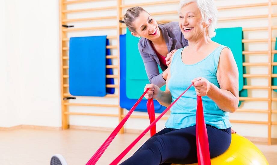 Jak ruchowa rehabilitacja wpływa na jakość życia mieszkańców w domu opieki?