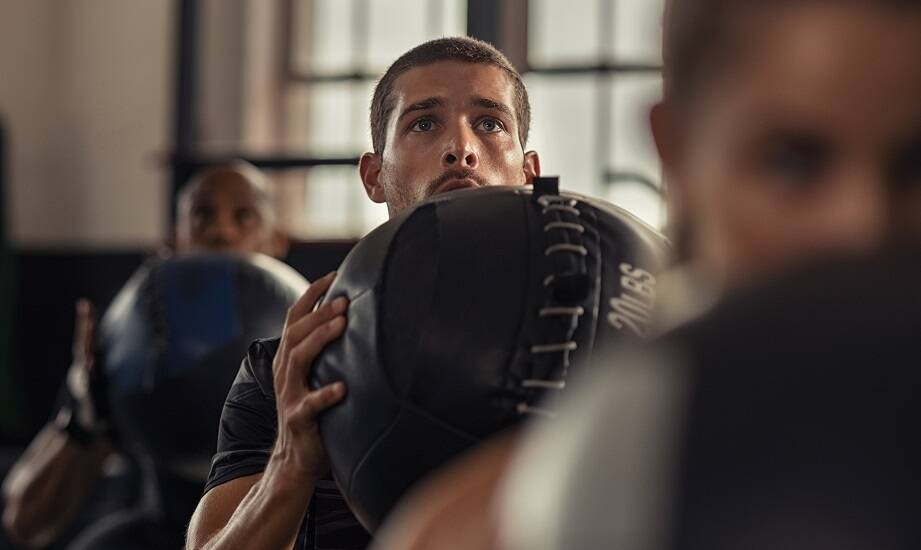 Jak lekarska piłka może urozmaicić codzienny trening fitness?