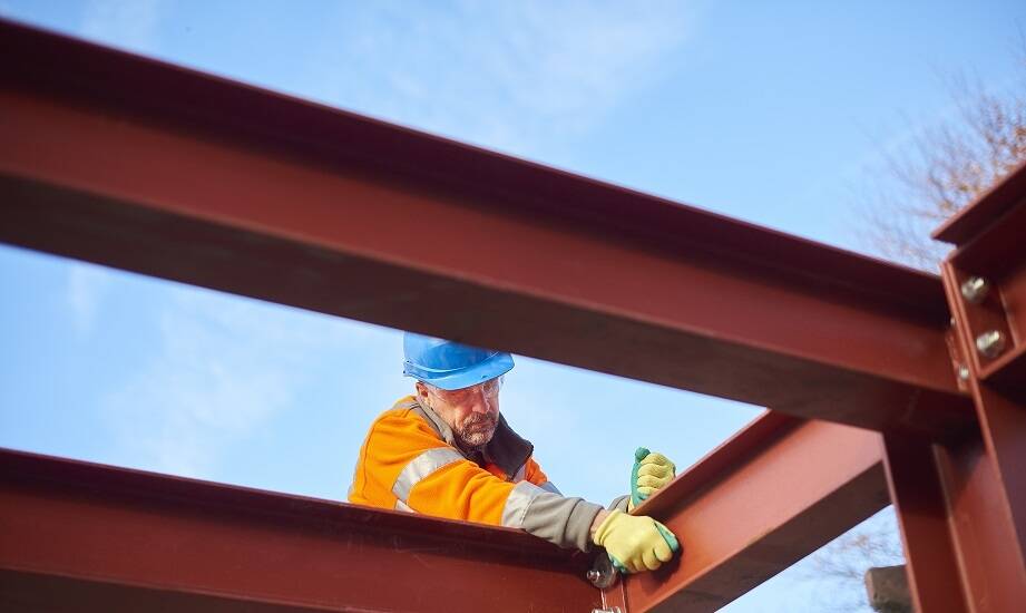 Kluczowe zasady bezpieczeństwa pracy monterów konstrukcji stalowych