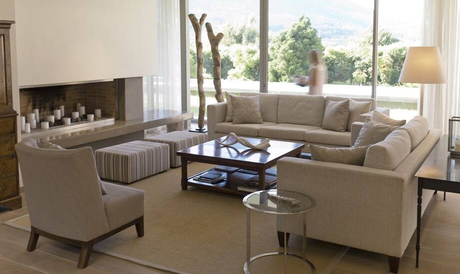 Funkcjonalność i design nowoczesnych ław w salonie