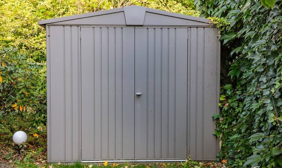 Praktyczne i estetyczne rozwiązania schowków ogrodowych z blachy