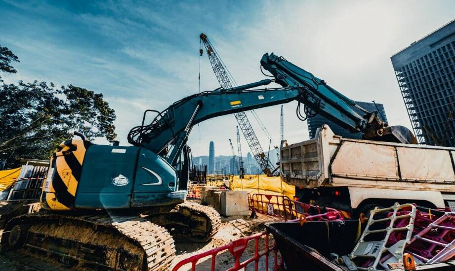 Bezpieczny przewóz budowlanych maszyn naczepą niskopodwoziową