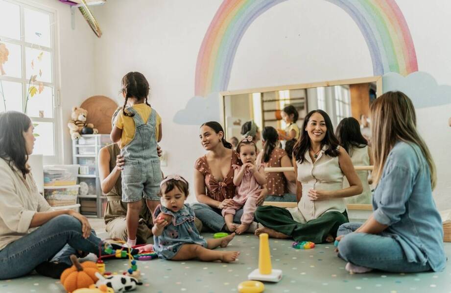 Jak żłobek integruje wiedzę z zakresu psychologii i pedagogiki w codziennej pracy?