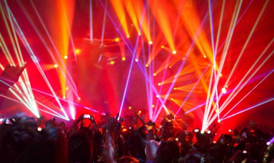 Bezpieczeństwo na festiwalach: jak wynajem barierek pomaga w zarządzaniu tłumem?