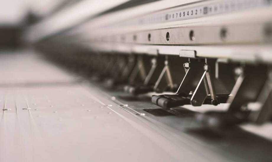 Właściwości CNC giętarek, które warto znać przed zakupem urządzenia