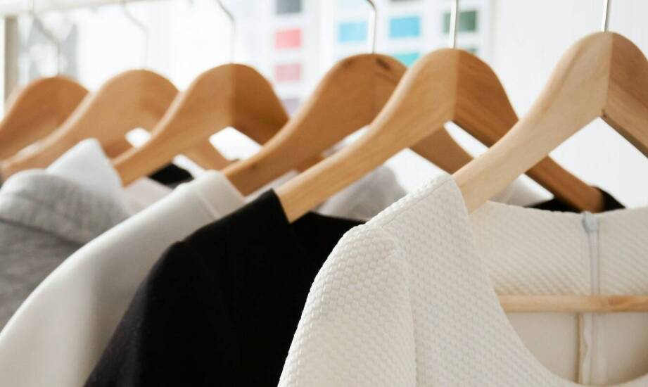 Jak dobrać odpowiedni hotelowy wieszak do stylu wnętrza?