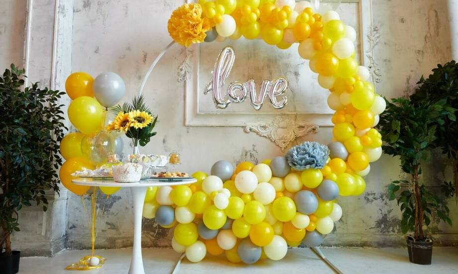 Zabawne ujęcia w ciążowej sesji – jak wprowadzić humor do zdjęć?