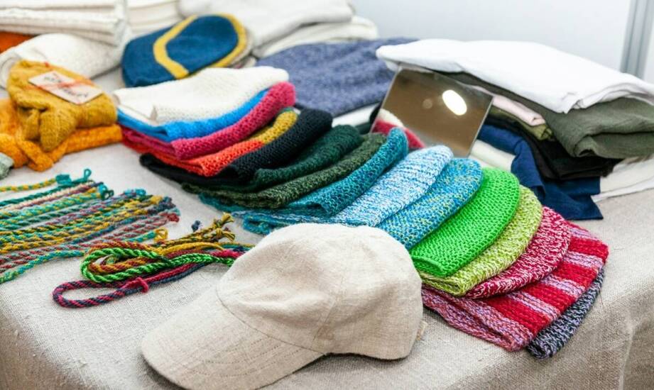 Czapki z daszkiem z logo jako kreatywne narzędzie do promocji