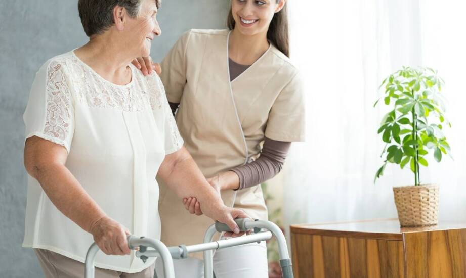 Rola wykwalifikowanych opiekunów w zapewnieniu bezpieczeństwa seniorom w domu