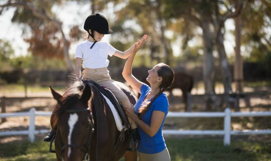Jazda konna dla wszystkich grup wiekowych: Co oferuje szkółka w Poznaniu?
