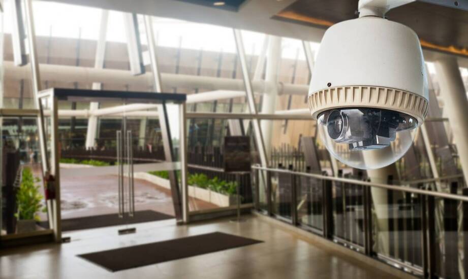 Jak elektroniczny dozór zwiększa bezpieczeństwo najemców?