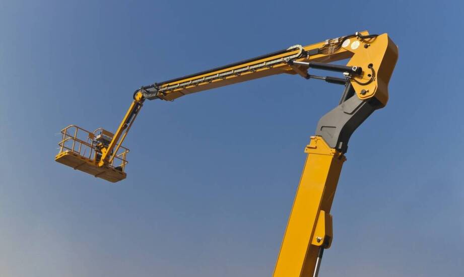 Jakie są kluczowe aspekty teoretyczne i praktyczne w kursach na nożycowe podnośniki?