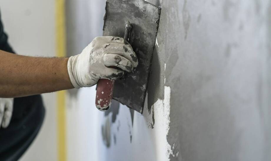 Jakie są kluczowe aspekty konserwacji maszynowych tynków?