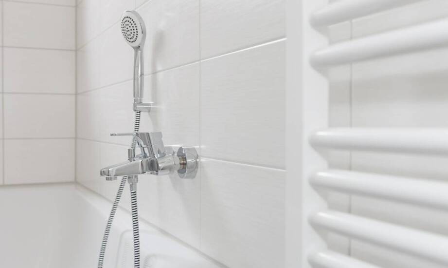 Jak dbać o łazienkowe baterie ścienne, by służyły latami?