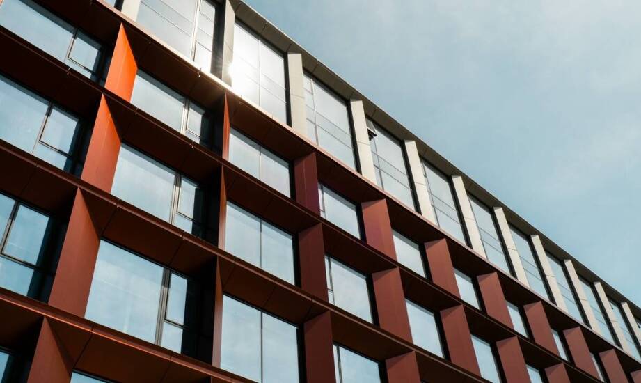 Jak techniczne tkaniny zwiększają efektywność energetyczną budynków?