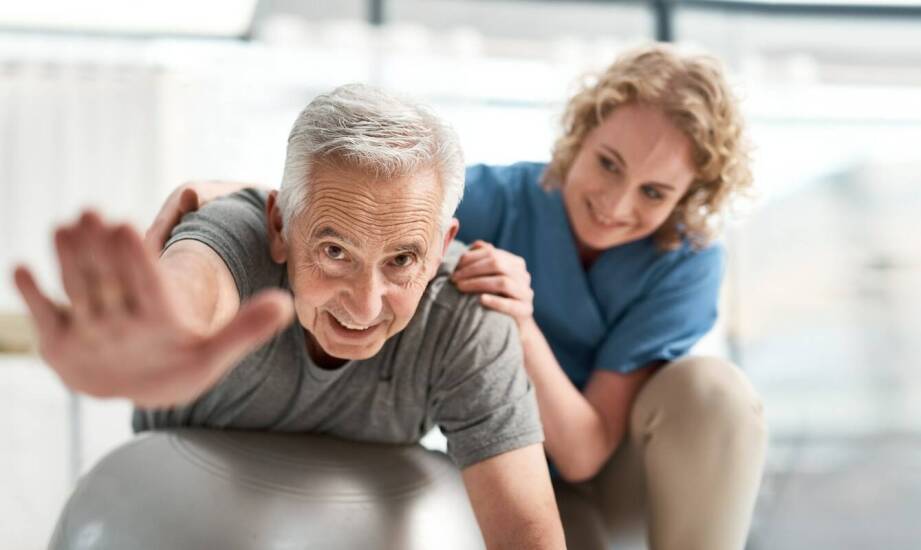 Jak profesjonalna domowa opieka wspiera rehabilitację po hospitalizacji?