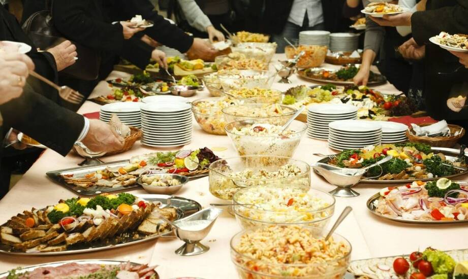 Dlaczego warto zadbać o elastyczne menu przy organizacji firmowego bankietu?