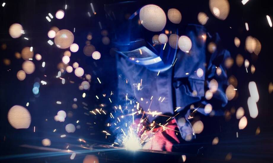 Jakie są wyzwania przy uzyskiwaniu uprawnień dla spawaczy?