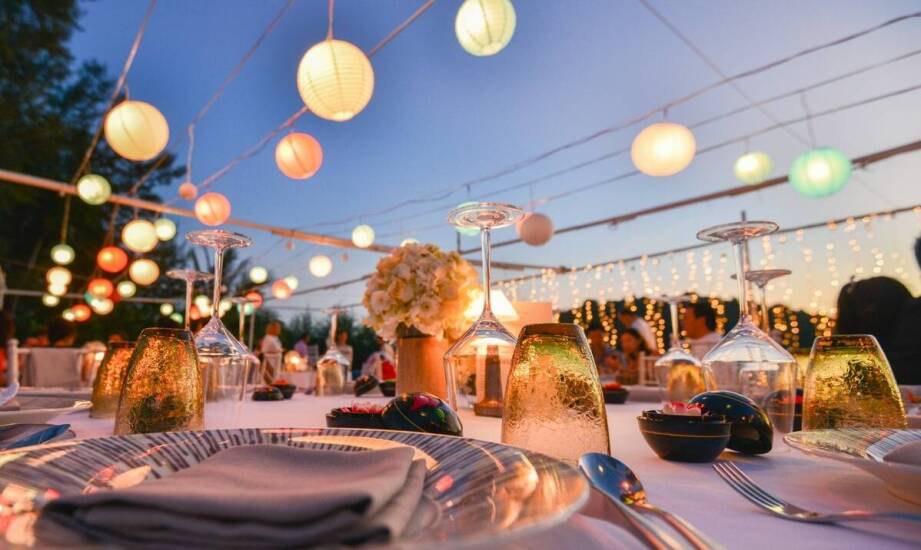 Jak catering na imprezy może odmienić integracyjne firmowe spotkanie?