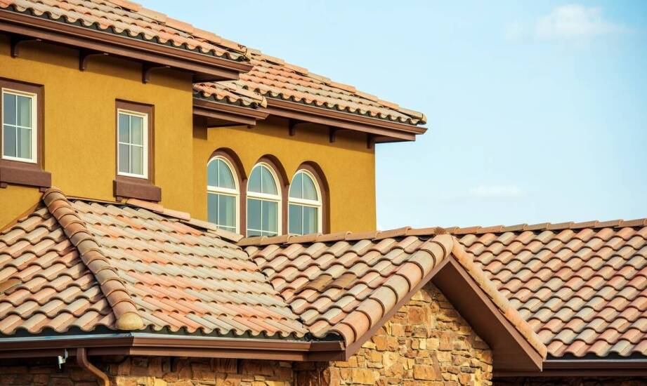 Zalety i wady różnych materiałów pokryciowych do dachów