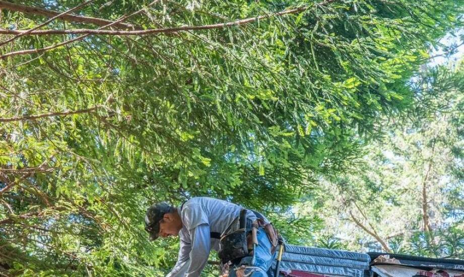 Demontaż starych dachowych pokryć – kluczowe aspekty i korzyści