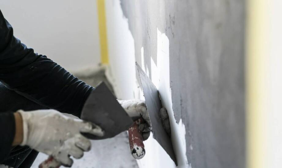 Jak poprawnie stosować klejące zaprawy w systemach ociepleń, aby uniknąć błędów?