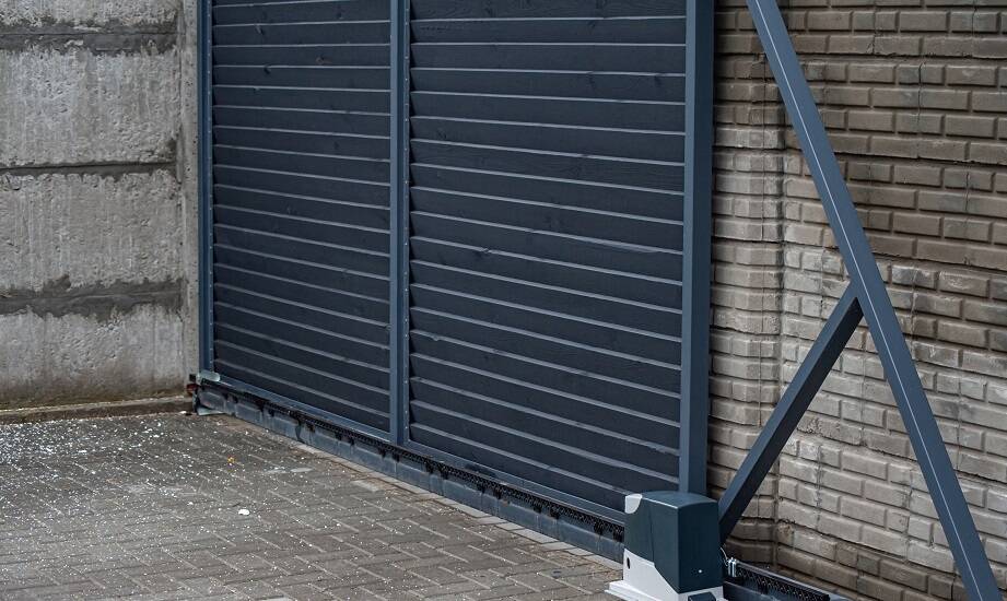 Różnice między przesuwnymi bramami a skrzydłowymi – co lepiej wybrać?